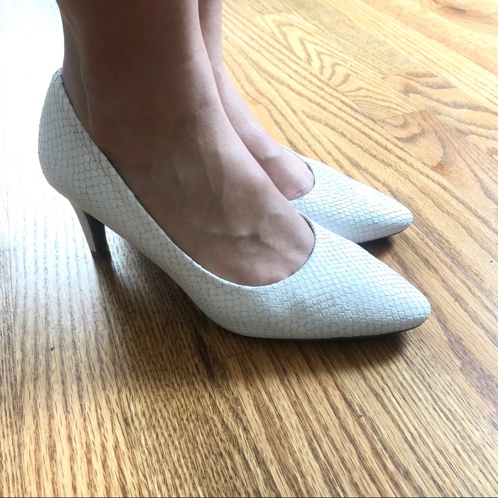 🎉HP!🎊 White Snakeskin Texture High Heels